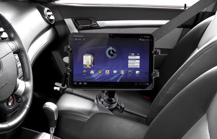 On-board tablet computer: the intelligence and networking of modern cars